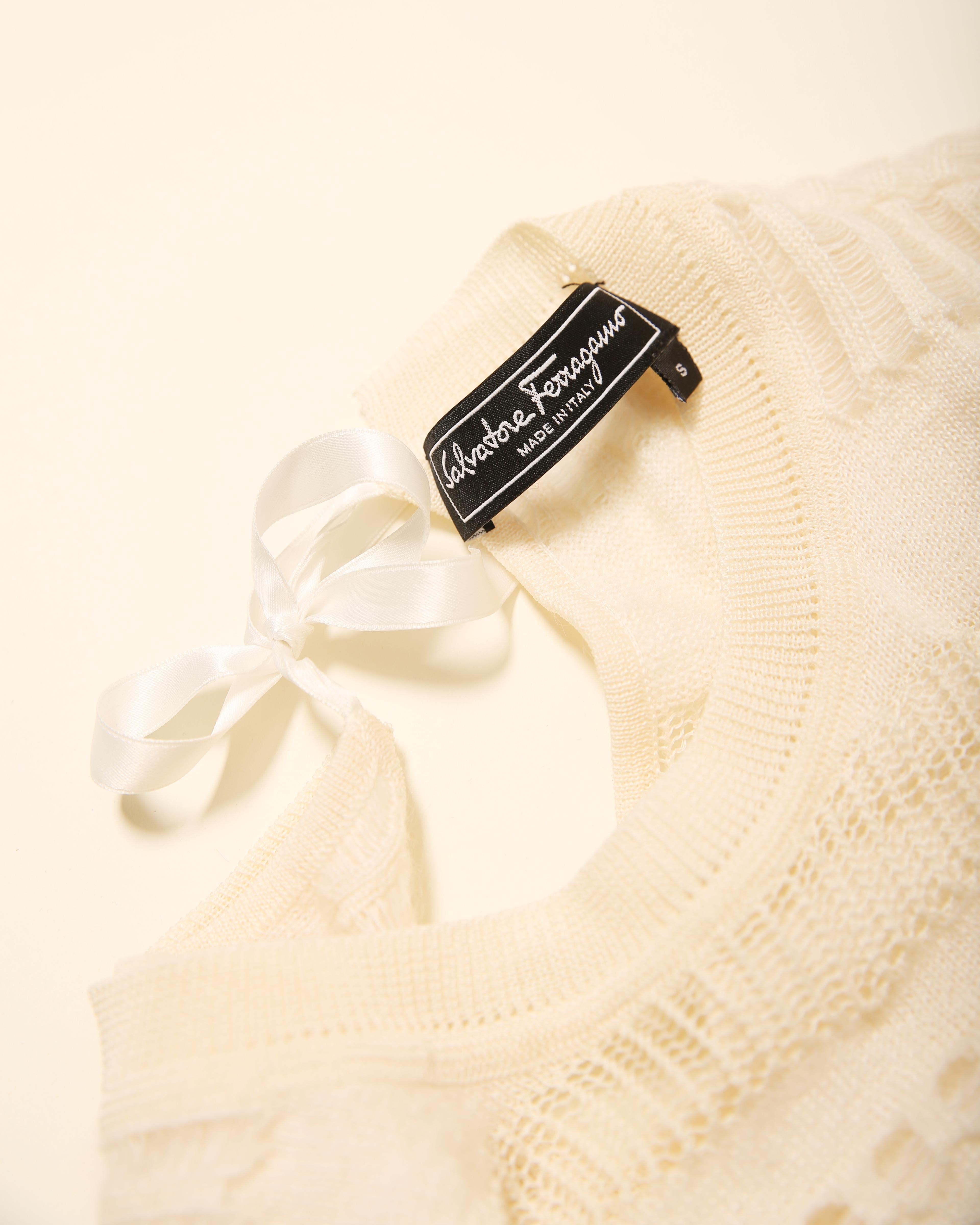 Salvatore Ferragamo Elfenbeinfarbener weißer gerippter Pullover mit Ausschnitt und durchsichtigem Crop-Top im Angebot 2