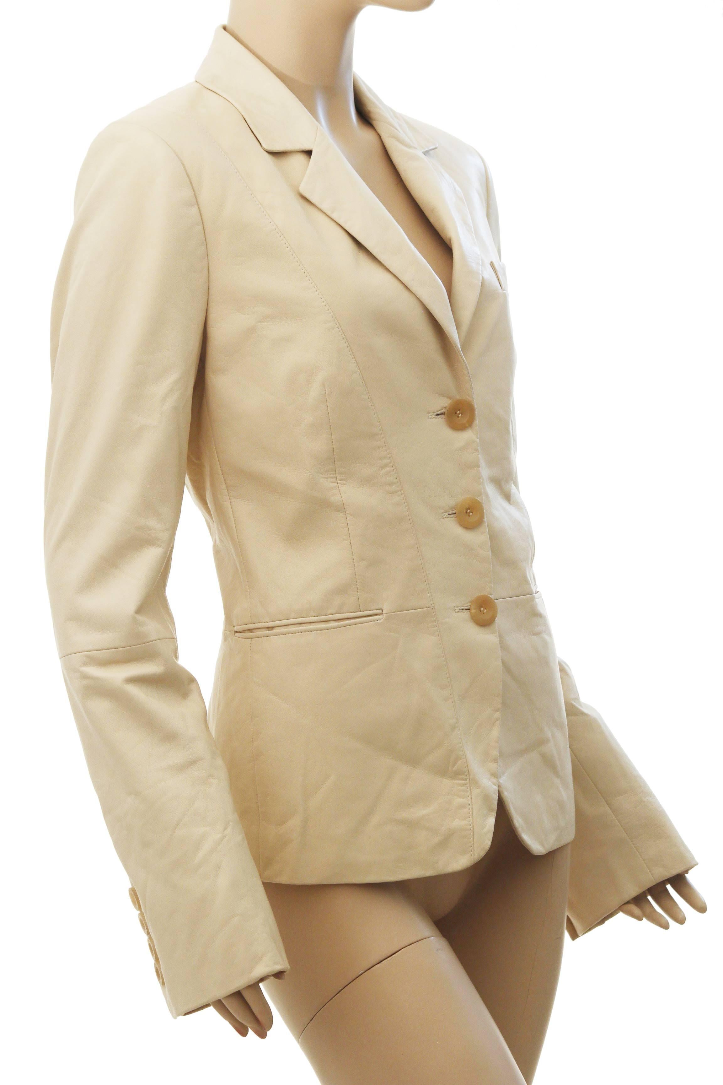 Hier ist eine leichte Lederjacke von Salvatore Ferragamo, die wahrscheinlich vor 2011 hergestellt wurde.  Sie ist aus geschmeidigem creme- oder vanillefarbenem Leder gefertigt und mit Taschen an jeder Hüfte versehen!

Eine unglaublich geschmeidige
