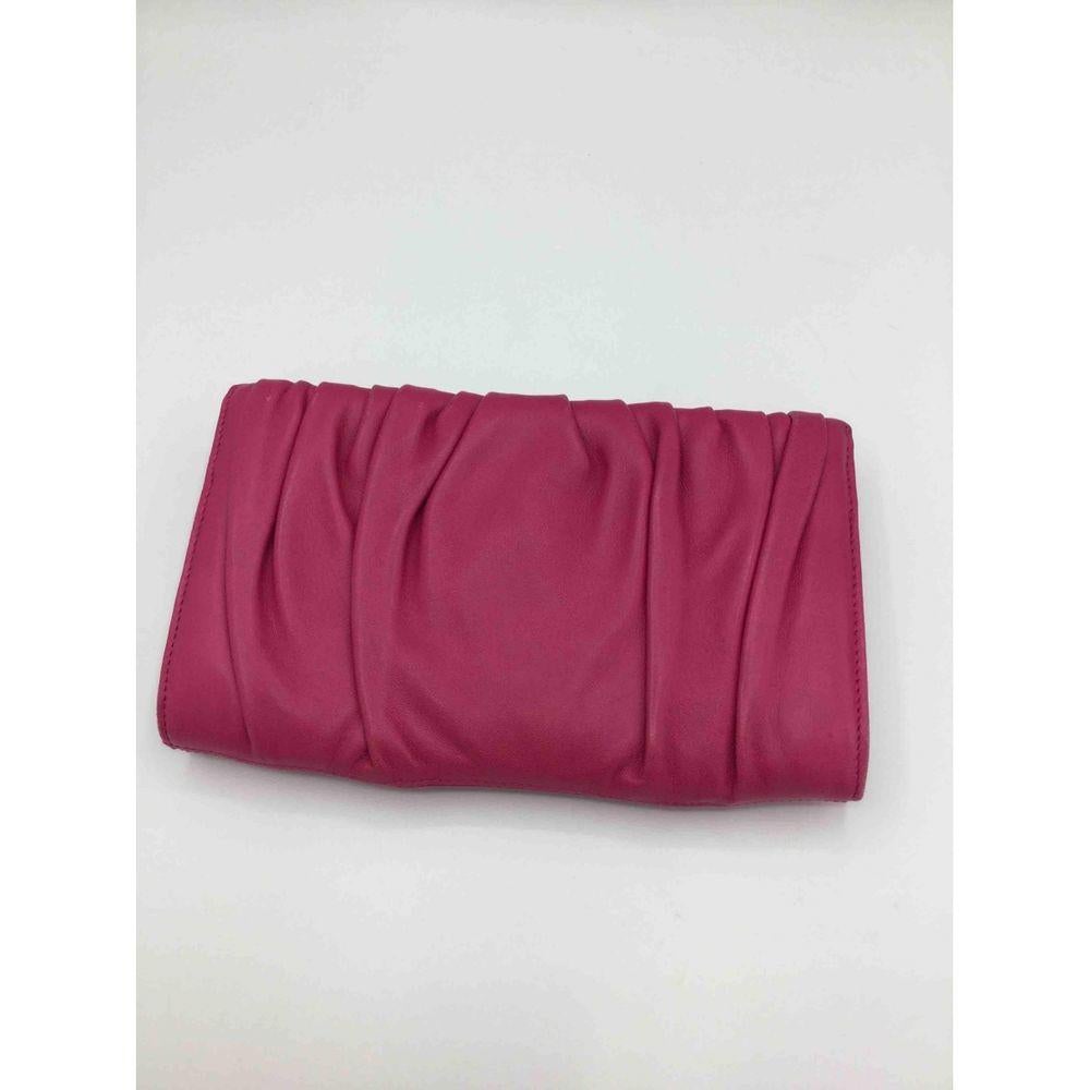 Salvatore Ferragamo Leather Clutch Bag in Pink

Salvatore Ferragamo clutch. In fuchsia leather. Closing and opening with the logo of the house. Inside it also has a chain which can be detached if you wish. Interior with some stains (as shown in the