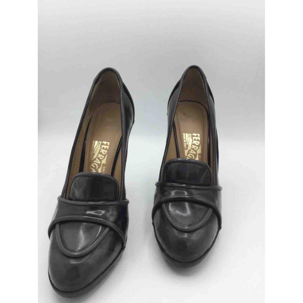 Salvatore Ferragamo Leather Heels in Brown

Ferragamo shoe in degraded patent leather, desired worn effect. The size is missing but the insole measures 24 cm which corresponds to a 36. The heel measures 12 cm. Good general condition, it shows only