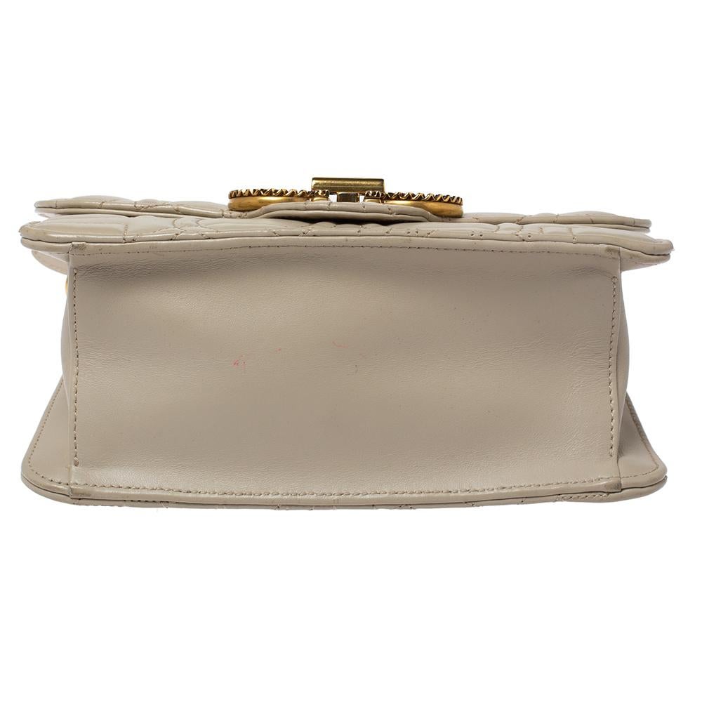 Salvatore Ferragamo Hellbeige Leder gesteppt Gancini Klappe Umhängetasche Damen