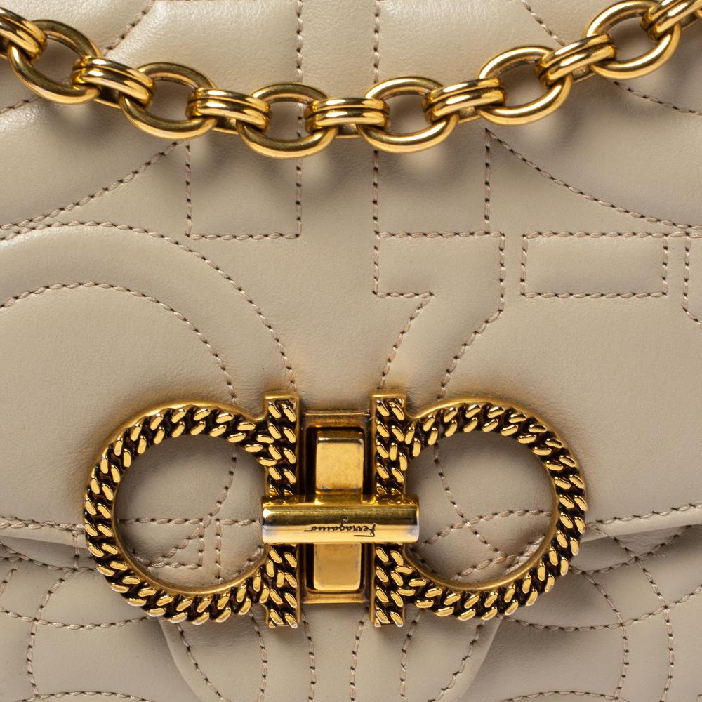 Salvatore Ferragamo Hellbeige Leder gesteppt Gancini Klappe Umhängetasche 1
