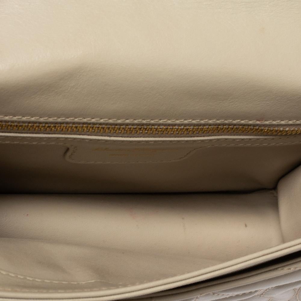 Salvatore Ferragamo Hellbeige Leder gesteppt Gancini Klappe Umhängetasche 4