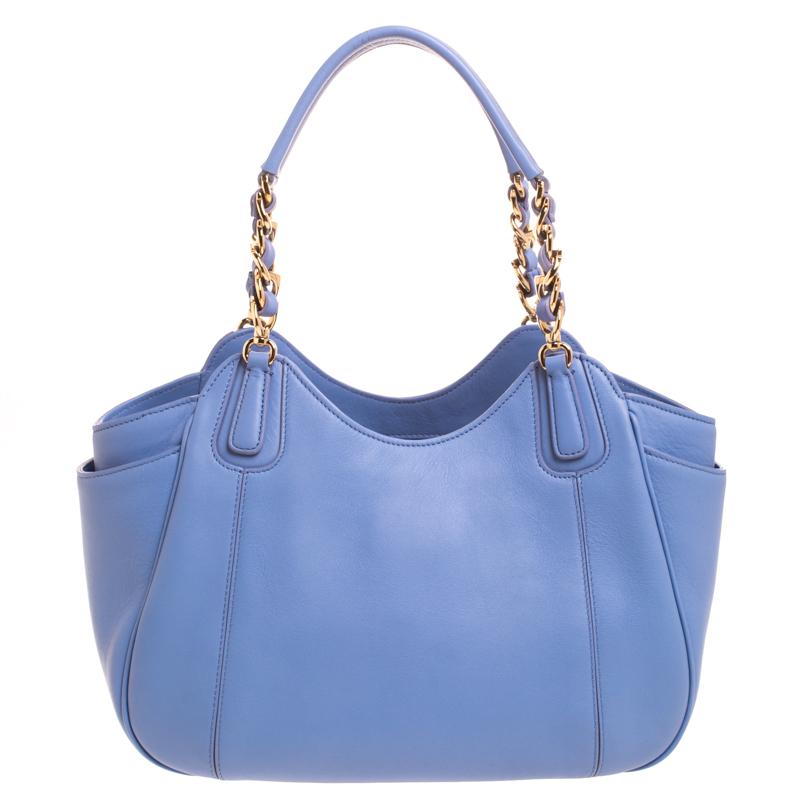 Salvatore Ferragamo’s Melinda tote is elegantly crafted from light blue leather without compromising on style. Besides a main roomy fabric-lined interior, it also has slip pockets on the sides of the exterior. It is finished with the brand logo at