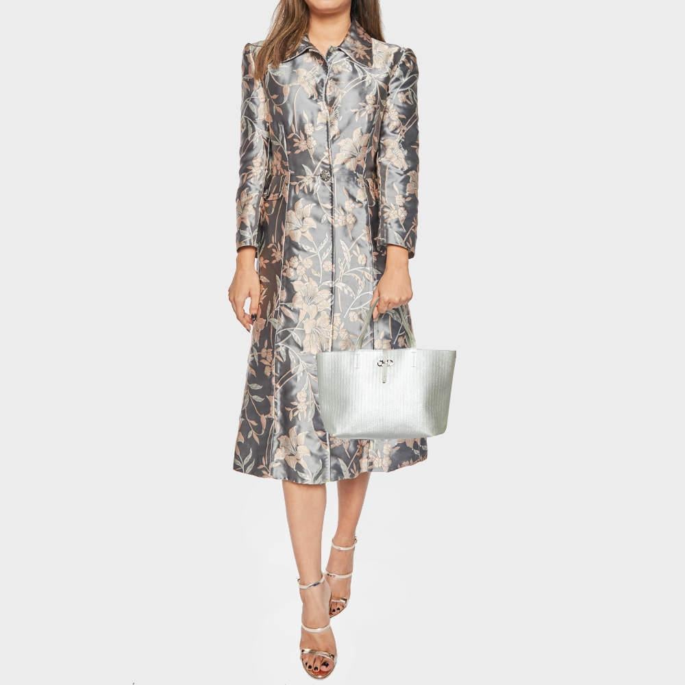 Ce séduisant sac fourre-tout pour femme a été conçu pour vous accompagner dans toutes vos journées. Pratique à transporter et à la mode, le fourre-tout est coupé avec habileté et cousu pour lui donner une forme idéale. Il est bien équipé pour être