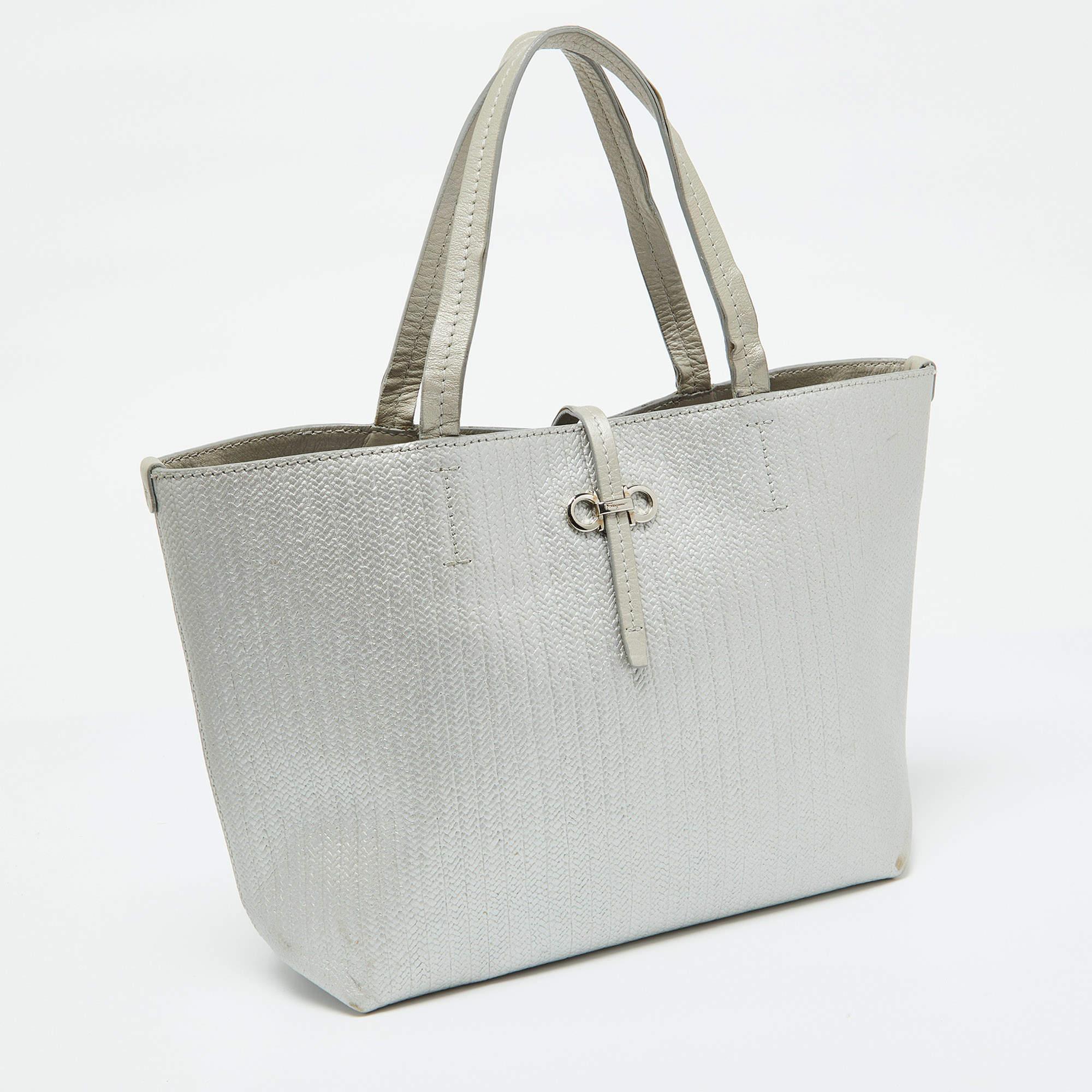 Gris Salvatore Ferragamo Fourre-tout en cuir gaufré gris clair en vente