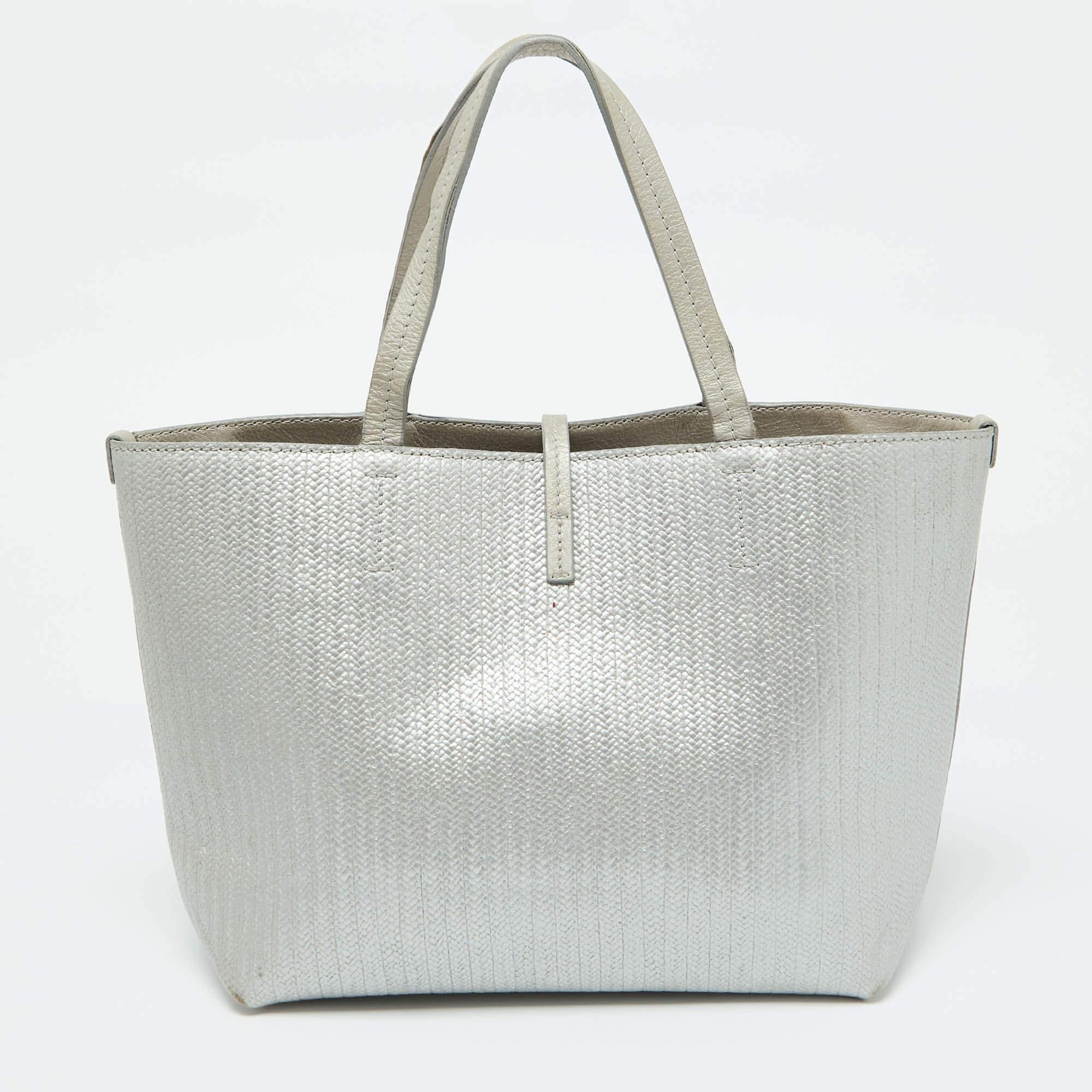 Salvatore Ferragamo Fourre-tout en cuir gaufré gris clair État moyen - En vente à Dubai, Al Qouz 2