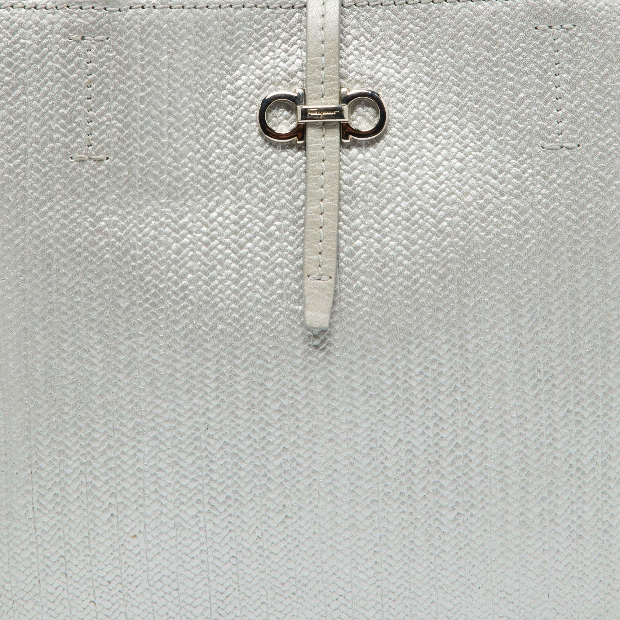 Salvatore Ferragamo Fourre-tout en cuir gaufré gris clair Pour femmes en vente
