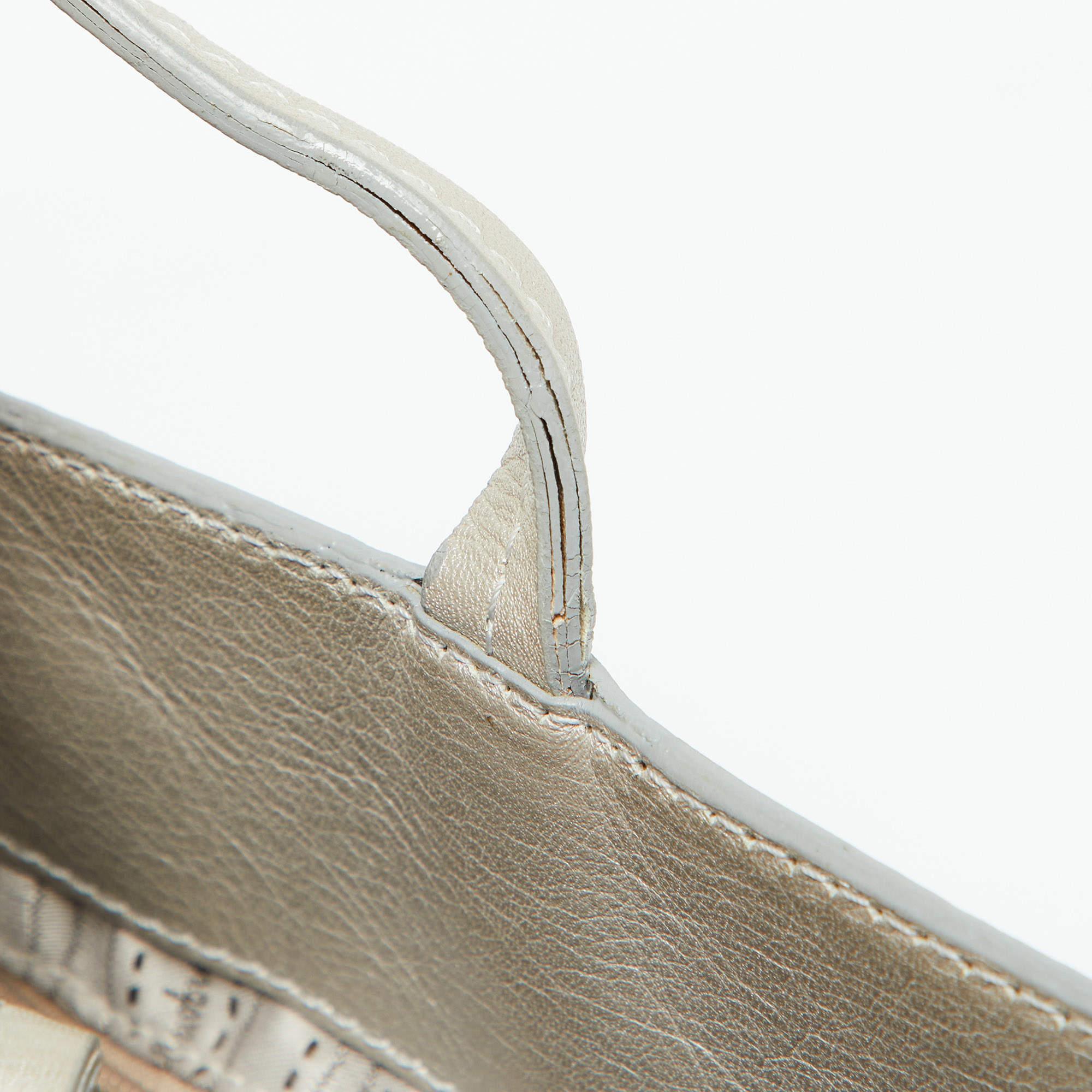 Salvatore Ferragamo Fourre-tout en cuir gaufré gris clair en vente 1