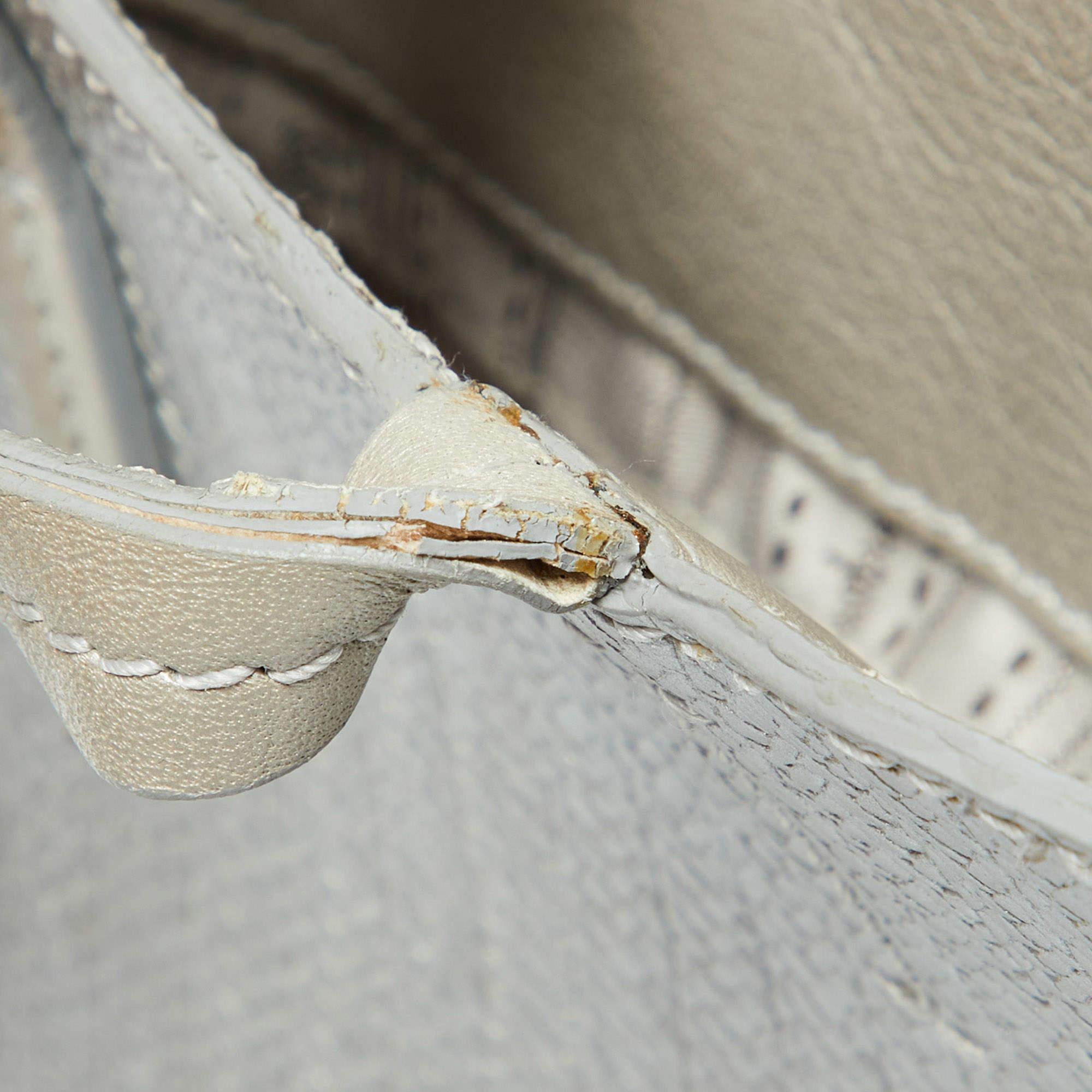 Salvatore Ferragamo Fourre-tout en cuir gaufré gris clair en vente 2