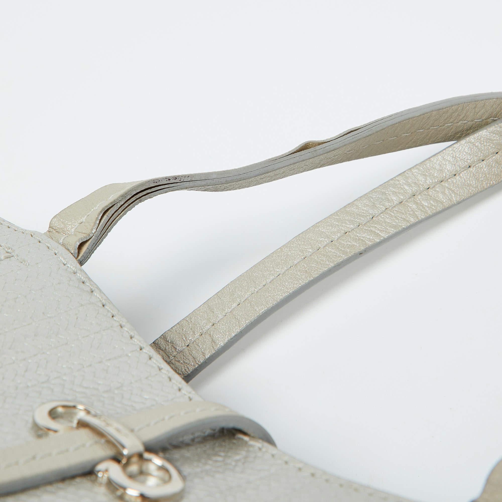 Salvatore Ferragamo Fourre-tout en cuir gaufré gris clair en vente 3