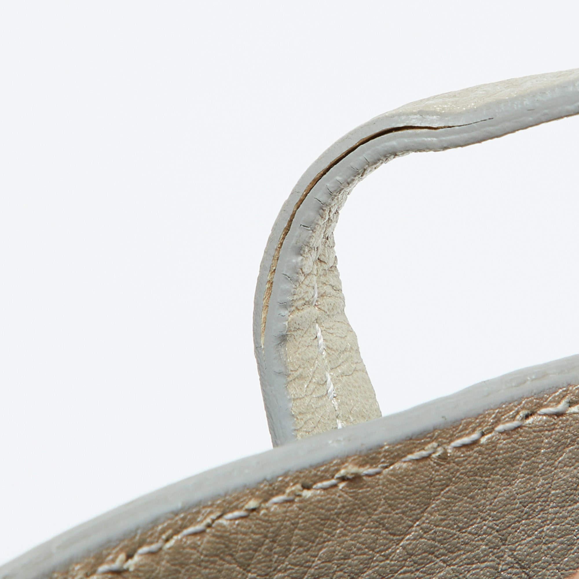 Salvatore Ferragamo Fourre-tout en cuir gaufré gris clair en vente 4