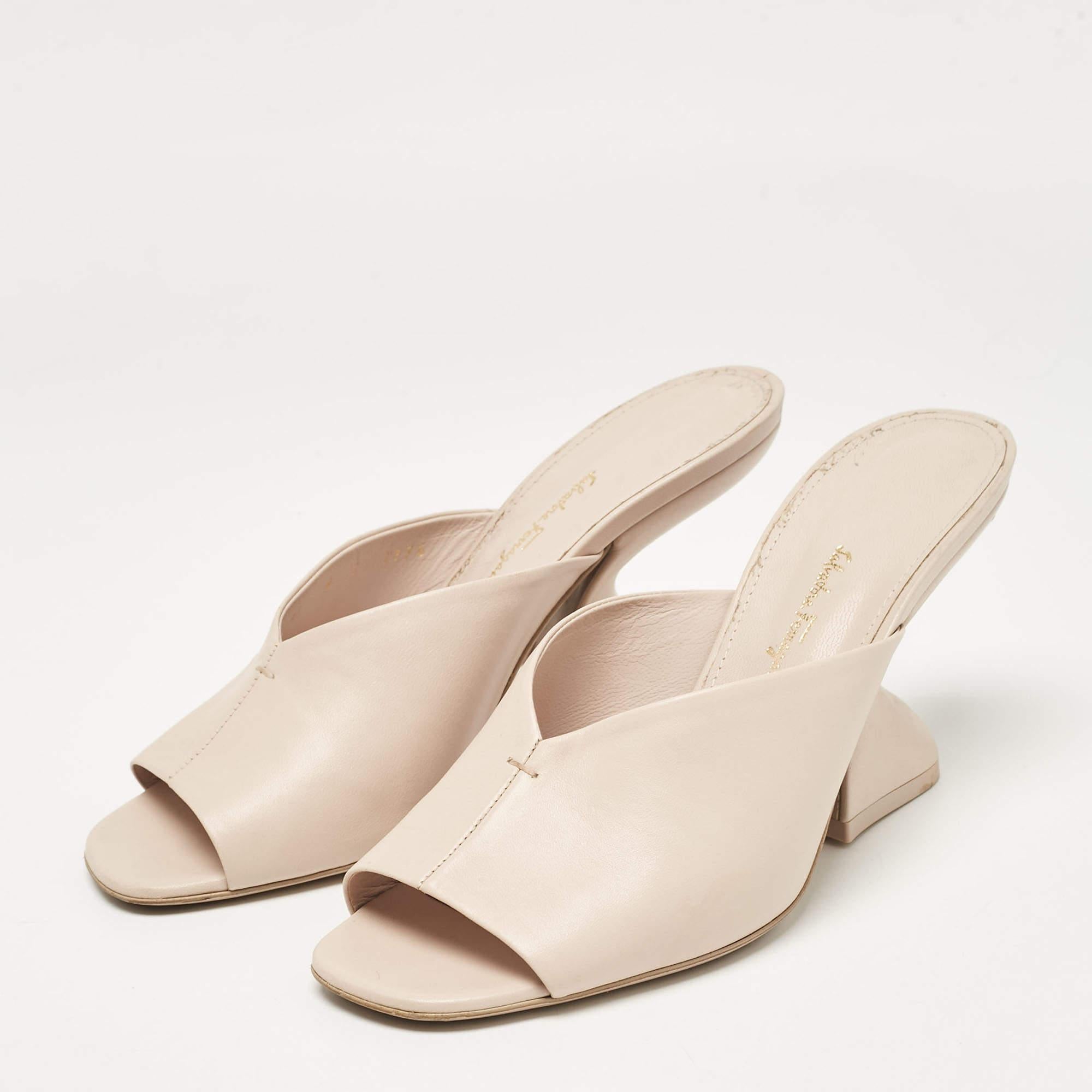 These sandals will frame your feet in an elegant manner. Crafted from quality materials they display a classy design and comfortable insoles.