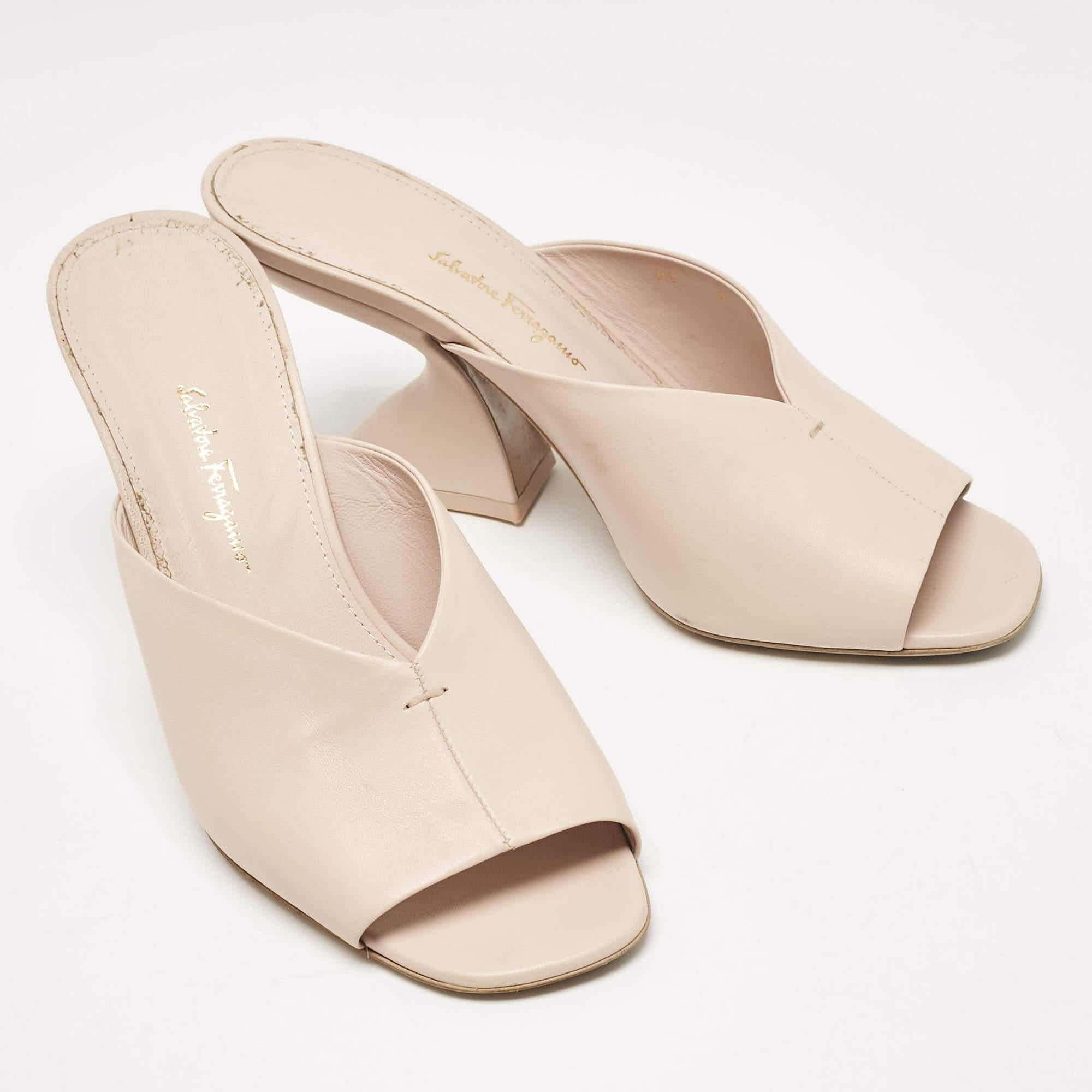 Salvatore Ferragamo Light Pink Leather Sansu Slide Sandals Size 38.5 In Fair Condition In Dubai, Al Qouz 2