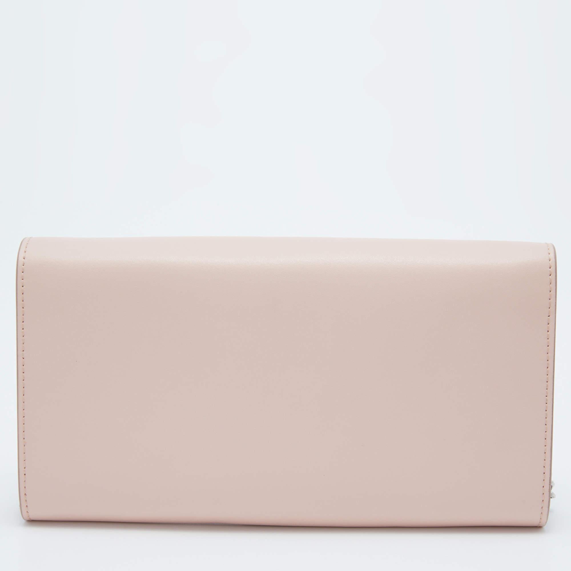 This wallet on chain is conveniently designed for easy wear. It comes with a well-spaced interior for you to arrange your cards and cash neatly. This stylish piece is complete with a chain link.

Includes: Original Dustbag, Original Box, Info