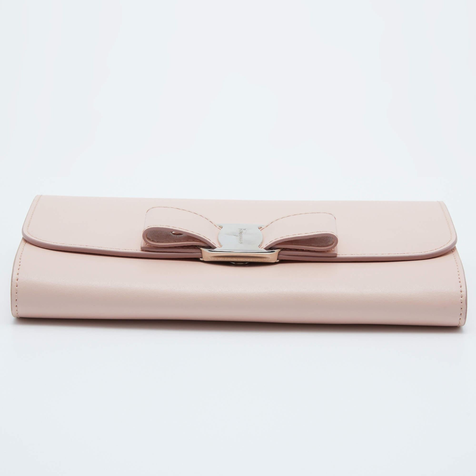 Salvatore Ferragamo Light Pink Leather Vara Bow Wallet on Chain In New Condition In Dubai, Al Qouz 2