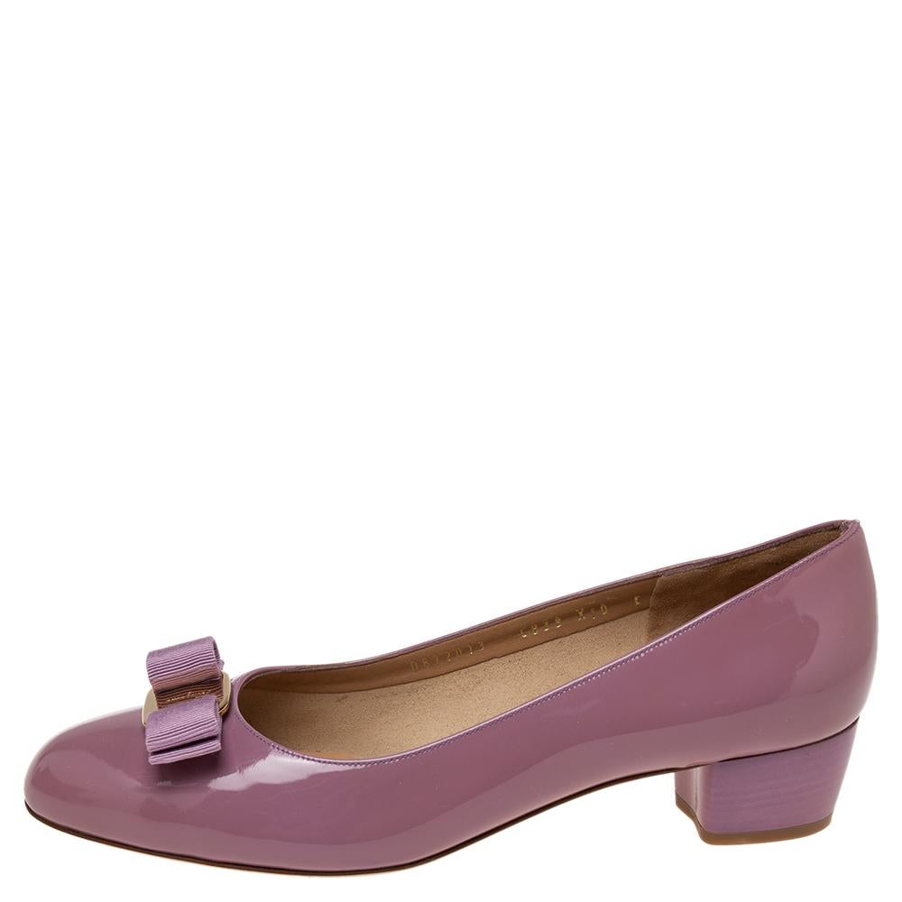The iconic Vara bows decorate the vamps of these Salvatore Ferragamo pumps. Created from patent leather, these pumps feature round toes, low block heels, and offer comfort with their leather-lined insoles. They are perfect for any