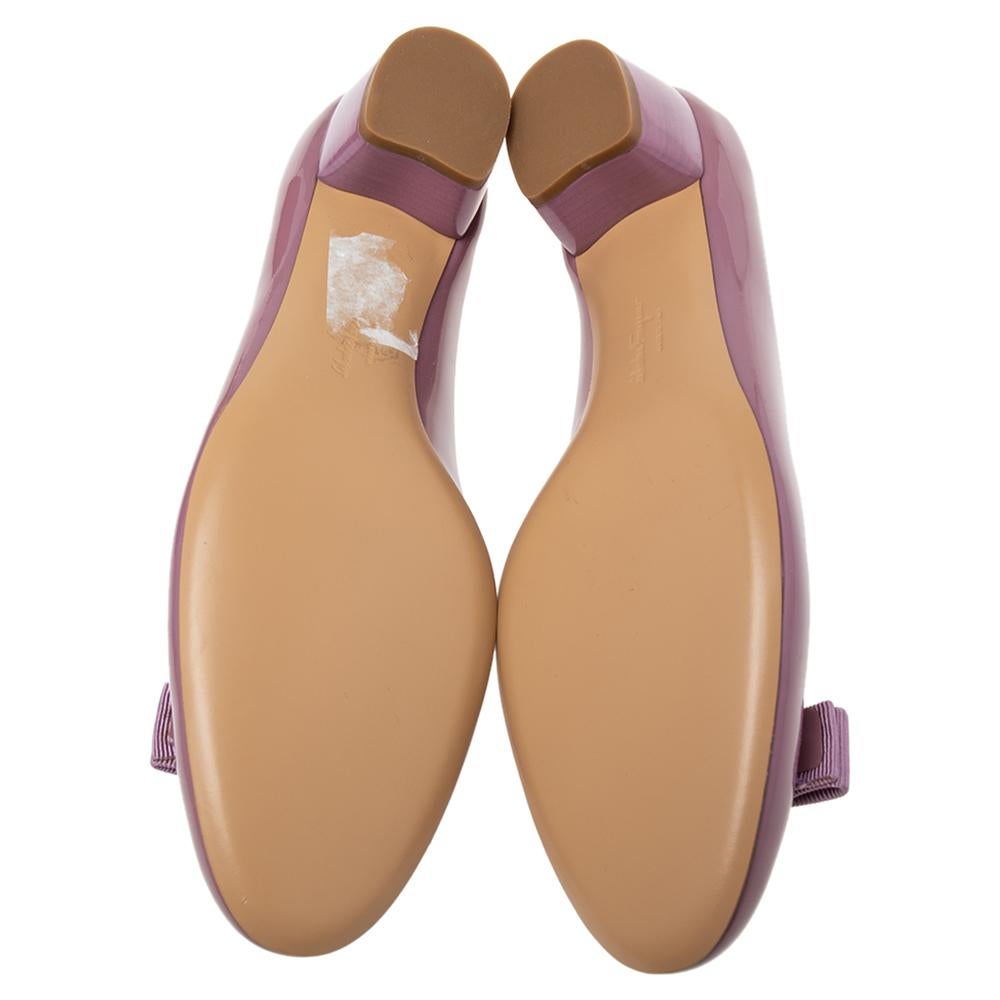 Salvatore Ferragamo Lilac Patent Leather Vara Bow Pumps Size 40.5 In New Condition In Dubai, Al Qouz 2