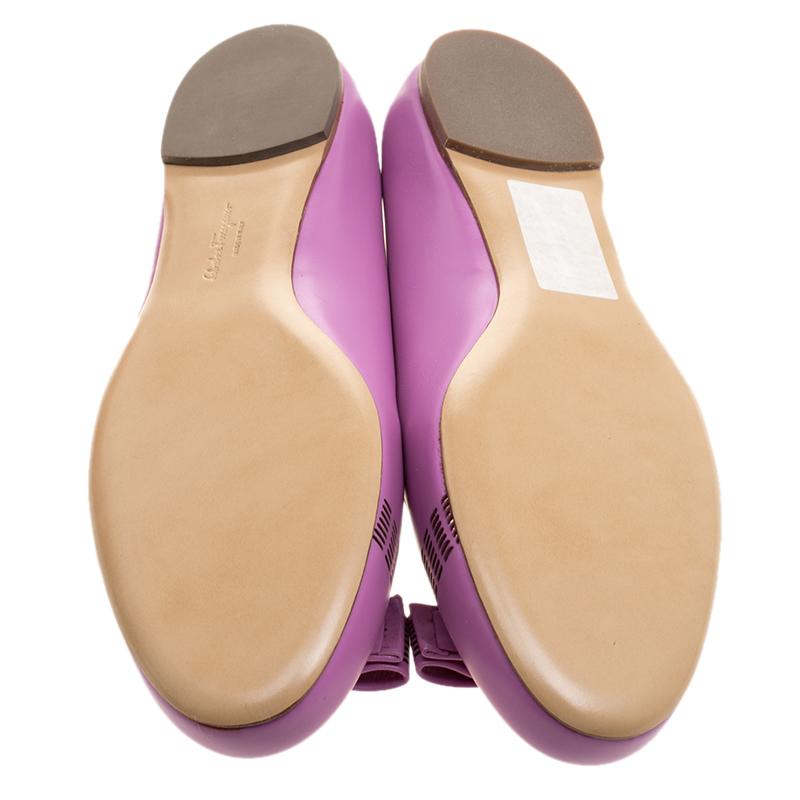 Salvatore Ferragamo Lilac Purple Leather Vara Ballet Flats Size 40.5 In New Condition In Dubai, Al Qouz 2