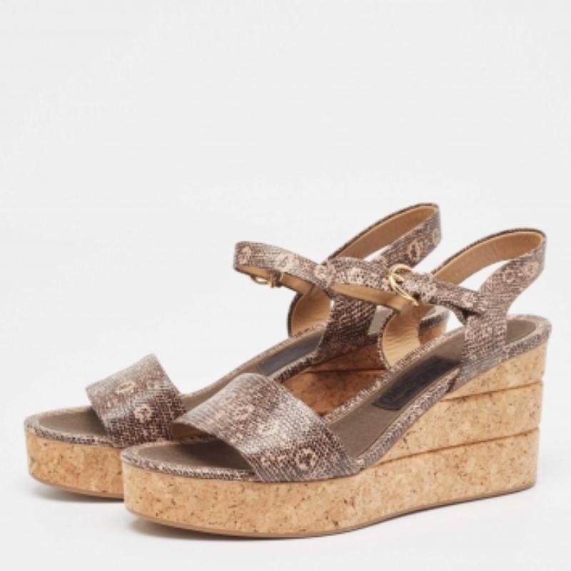Diese Sandalen umrahmen Ihre Füße auf elegante Weise. Sie sind aus hochwertigen MATERIALEN gefertigt, haben ein edles Design und bequeme Innensohlen.
