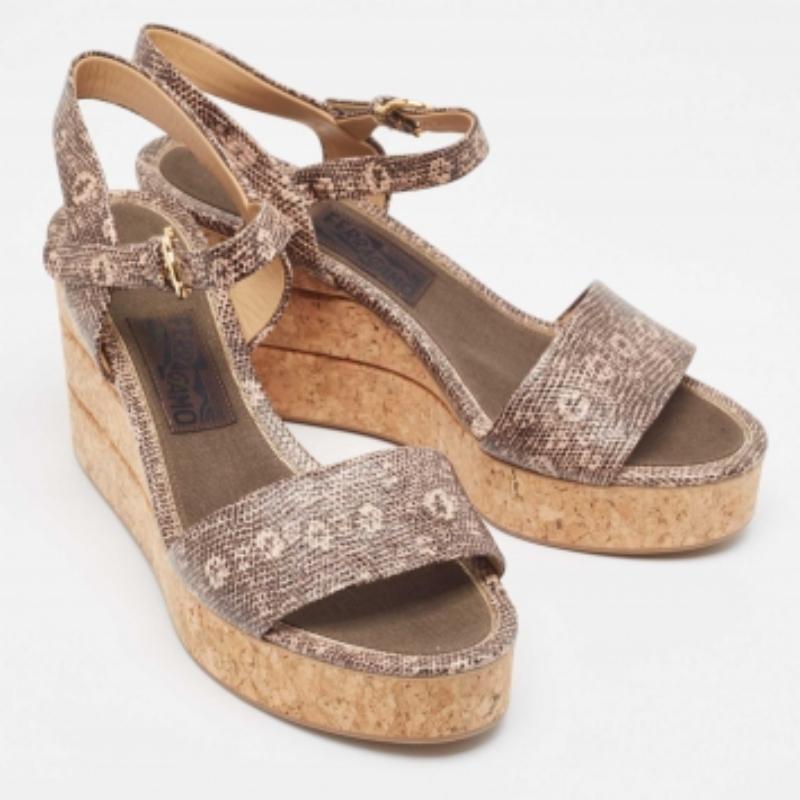 Salvatore Ferragamo Eidechse geprägte Leder Madea Kork Keil Sandalen Größe 40 (Braun) im Angebot