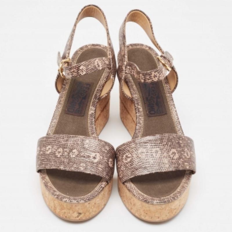 Salvatore Ferragamo Eidechse geprägte Leder Madea Kork Keil Sandalen Größe 40 im Zustand „Hervorragend“ im Angebot in Dubai, Al Qouz 2