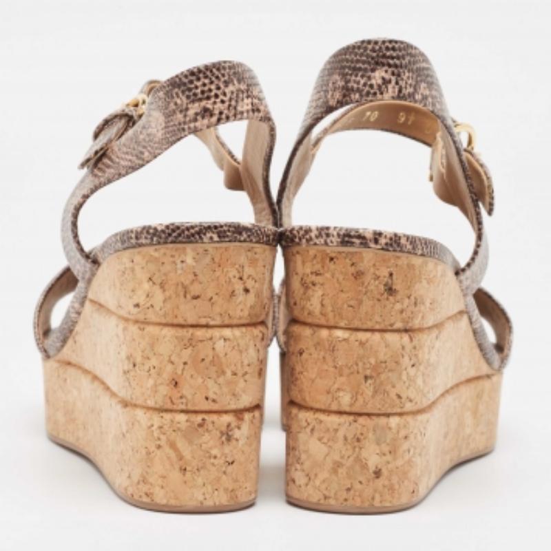 Salvatore Ferragamo Eidechse geprägte Leder Madea Kork Keil Sandalen Größe 40 Damen im Angebot