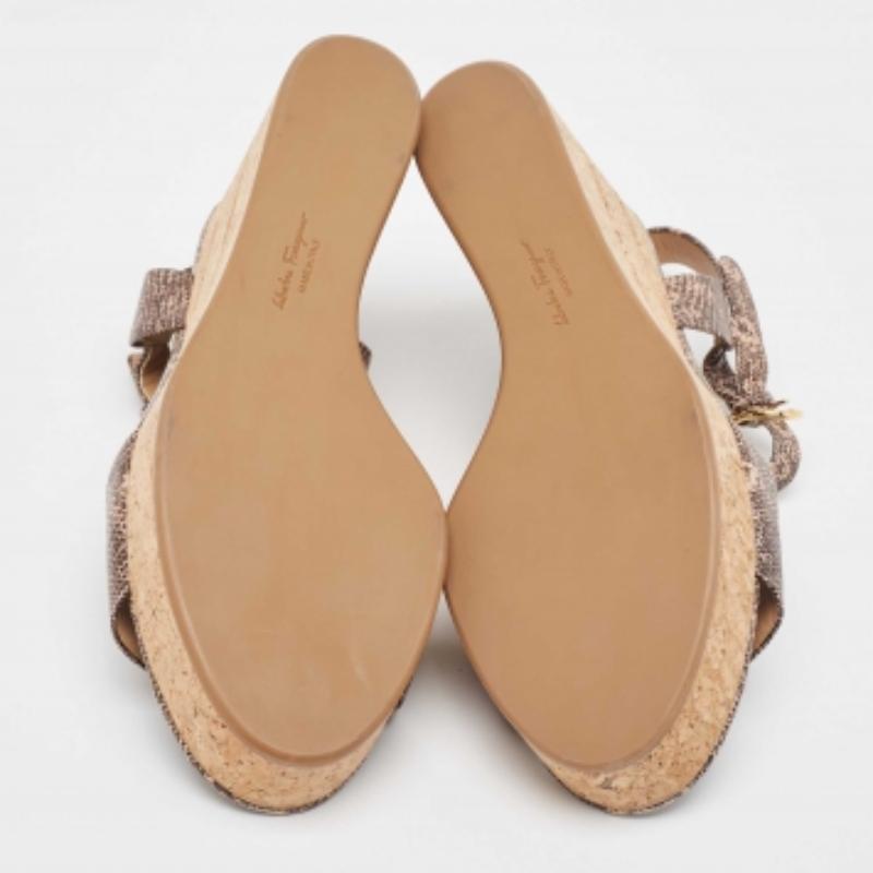 Salvatore Ferragamo Eidechse geprägte Leder Madea Kork Keil Sandalen Größe 40 im Angebot 1