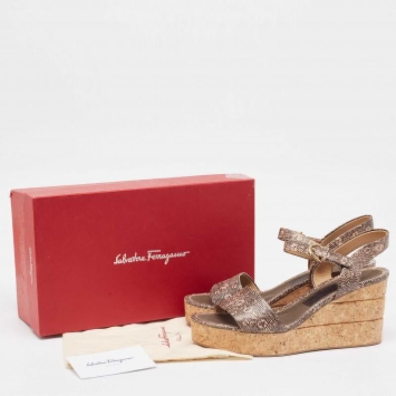Salvatore Ferragamo Eidechse geprägte Leder Madea Kork Keil Sandalen Größe 40 im Angebot 4