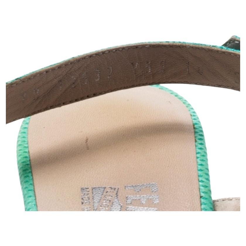 Ponte estas sandalias de piel de lagarto cuando salgas y verás cómo se giran las cabezas. Las comodísimas suelas de cuero añaden comodidad a tu par básico de sandalias. Estas sandalias de moda de Salvatore Ferragamo pueden dar un cambio de imagen a