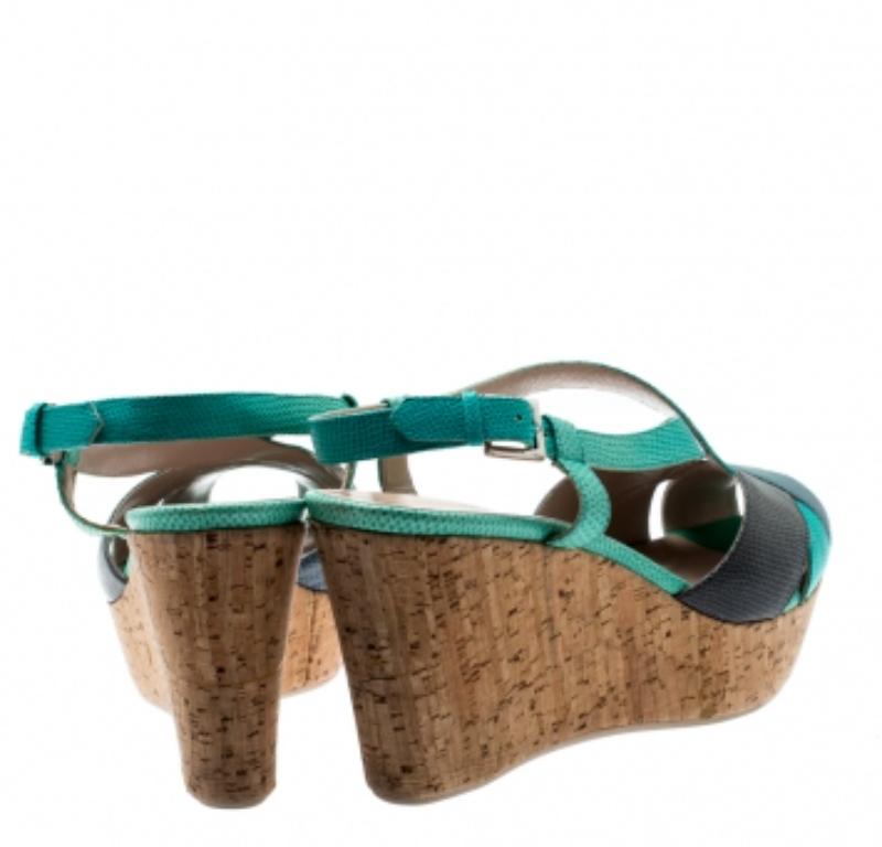 Salvatore Ferragamo Sandalias de cuña de corcho con tiras cruzadas de piel de lagarto talla 41 en Bueno estado para la venta en Dubai, Al Qouz 2