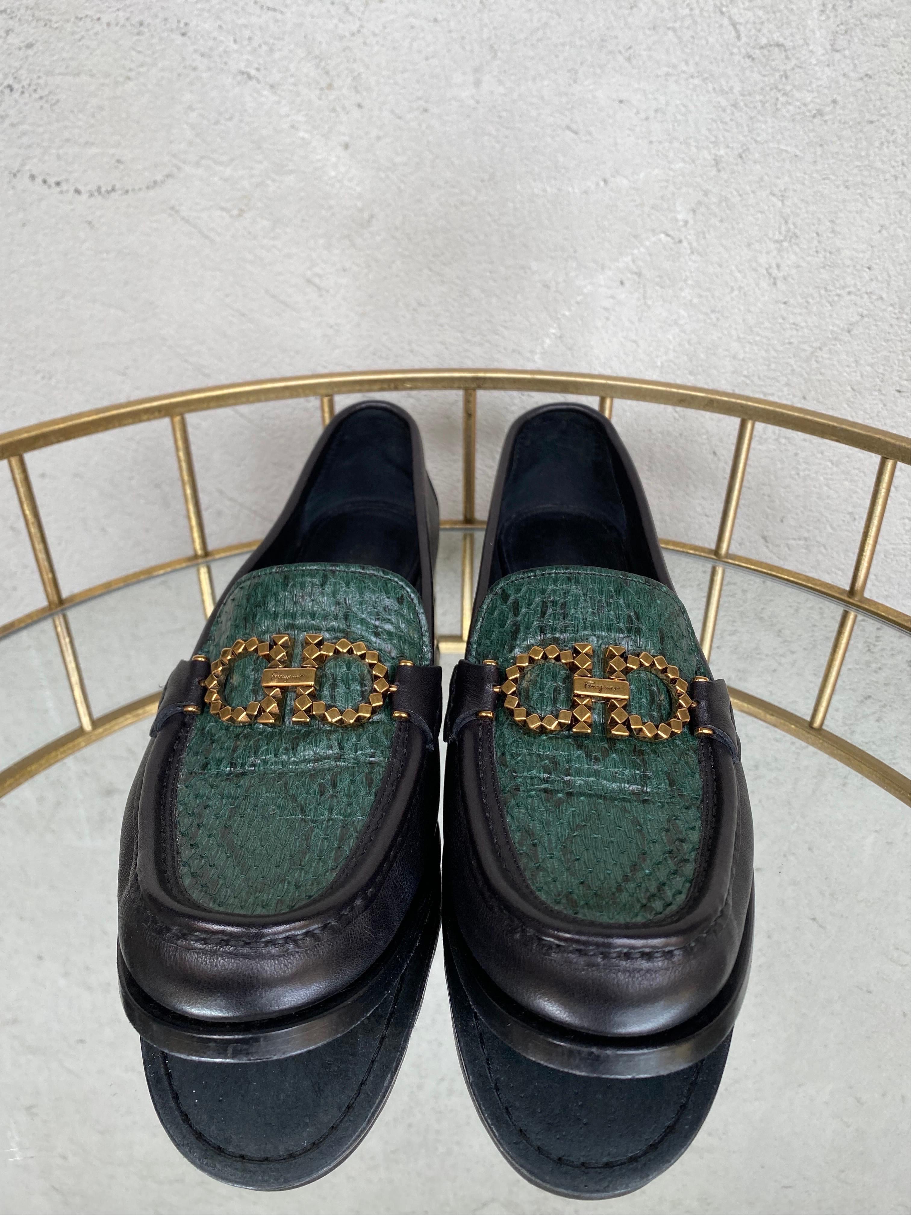 Salvatore Ferragamo loafers
In soft black leather.
With gold hardware and green python part.
Number 8.5 D.
Sole 26 cm.
In excellent condition, shows signs of normal use.
