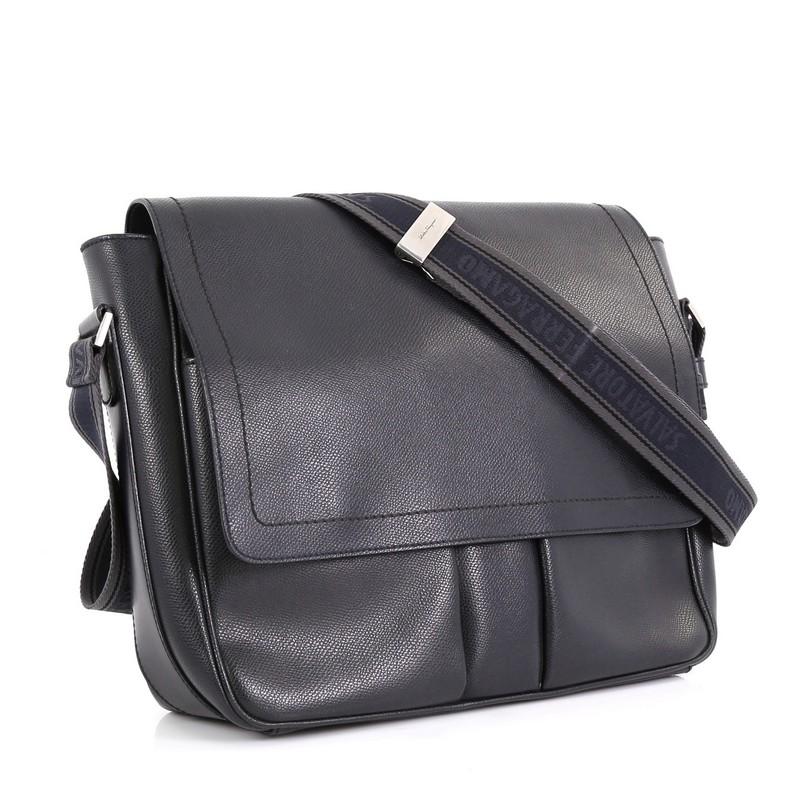 This Salvatore Ferragamo Los Angeles Messenger Bag Leather Large, crafted in black leather, features an adjustable strap with logo embossing, slip pockets under flap and silver-tone hardware. Its magnetic closures opens to a black fabric interior