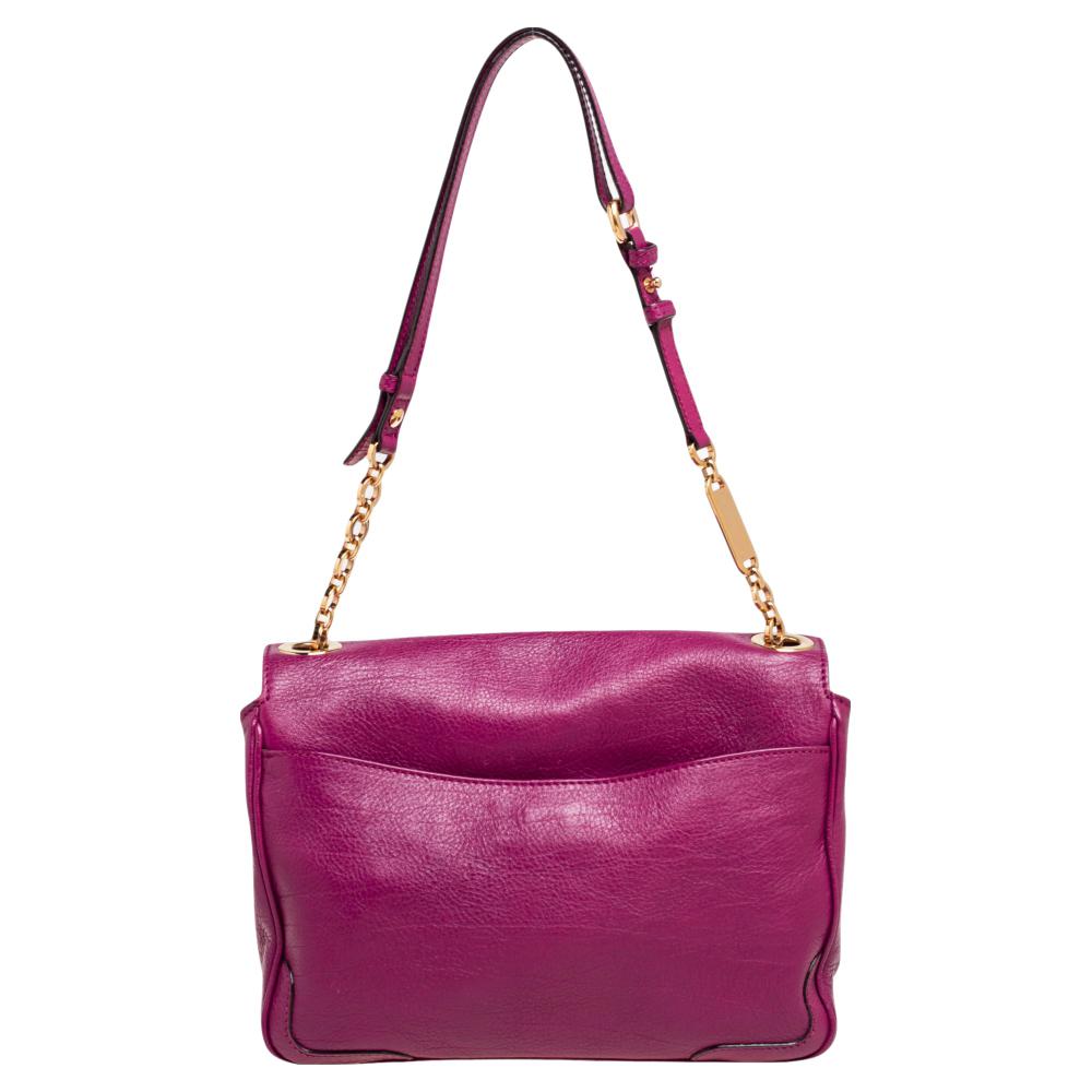 Coming from the Houe of Salvatore Ferragamo, this gorgeous shoulder bag will be your best pick for daily use. It is made from magenta leather on the exterior with a gold-toned Gancini motif embedded on the flap. This shoulder bag is complete with a