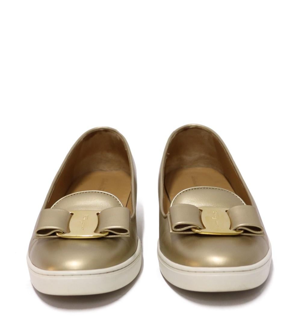 Salvatore Ferragamo Mekong Leather Loafers, Features Round toe, Engraved Plaque logo, Slip-on style and Padded insole.

Material: Leather
Size: US 7.5 / EU 38
Overall Condition: Excellent.
Interior Condition: Barely there signs of wear.
Exterior
