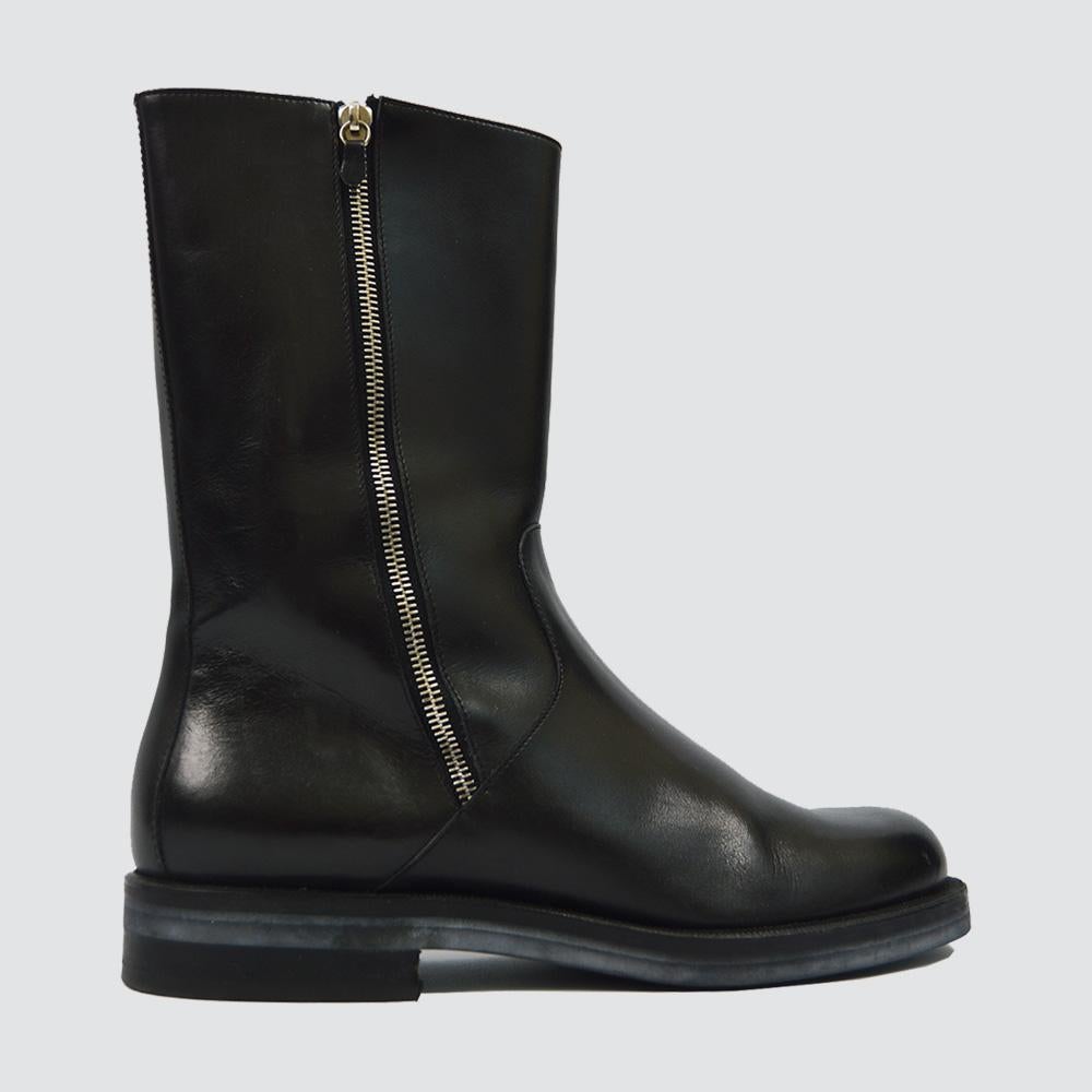 Size: Marked 8.5E which according to Ferragamo's size guide is a IT 42.5 / UK 7.5 / JPN 25.5 / US 8.5
Inner Sole Length - 27.5cm
Width of Sole  (Widest Part) - 11.5cm
Height of Boot - 28cm

An excellent pair of leather boots from the 90s by luxury