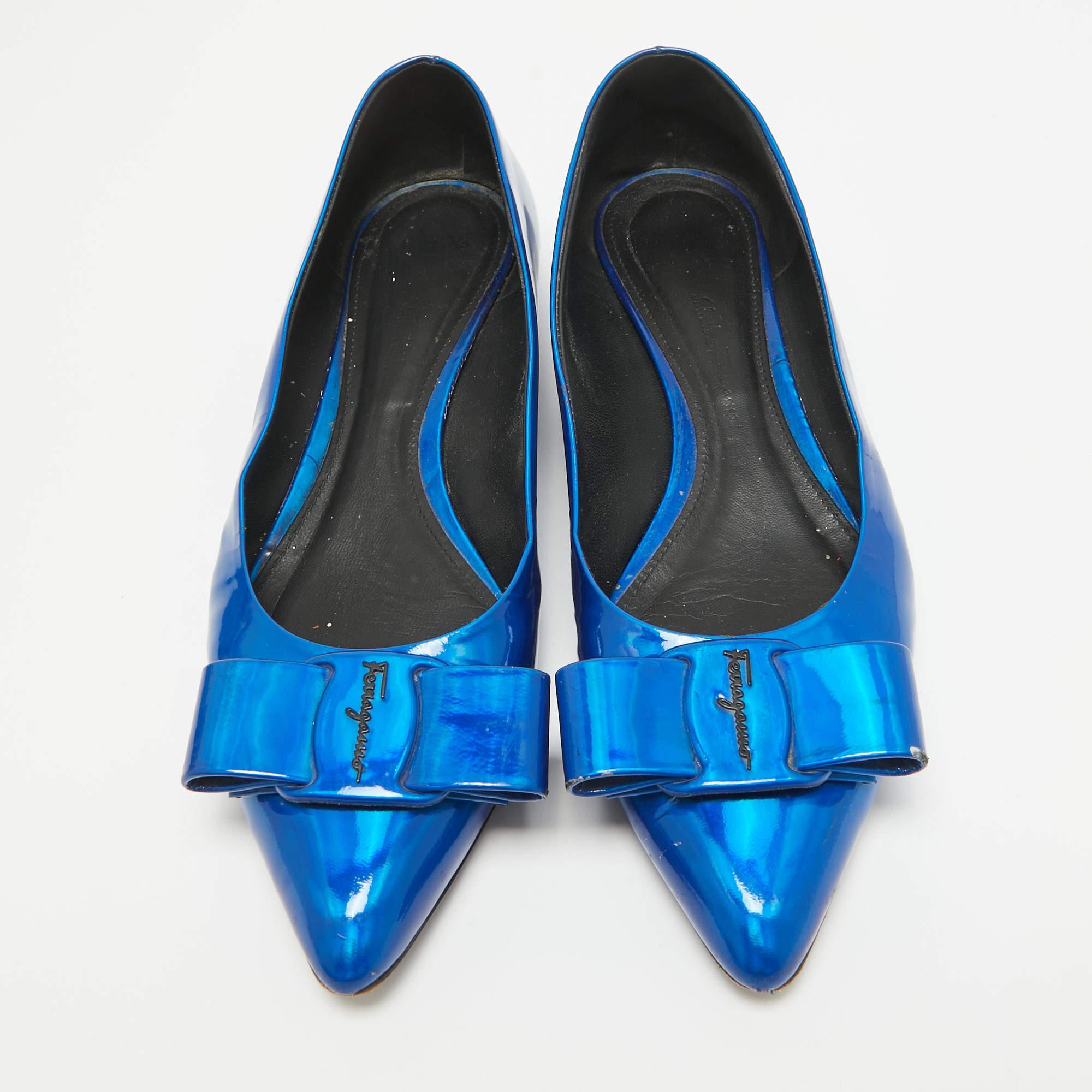 Bleu Salvatore Ferragamo - Ballerines Viva avec nœud en cuir verni bleu métallisé, taille 40 en vente