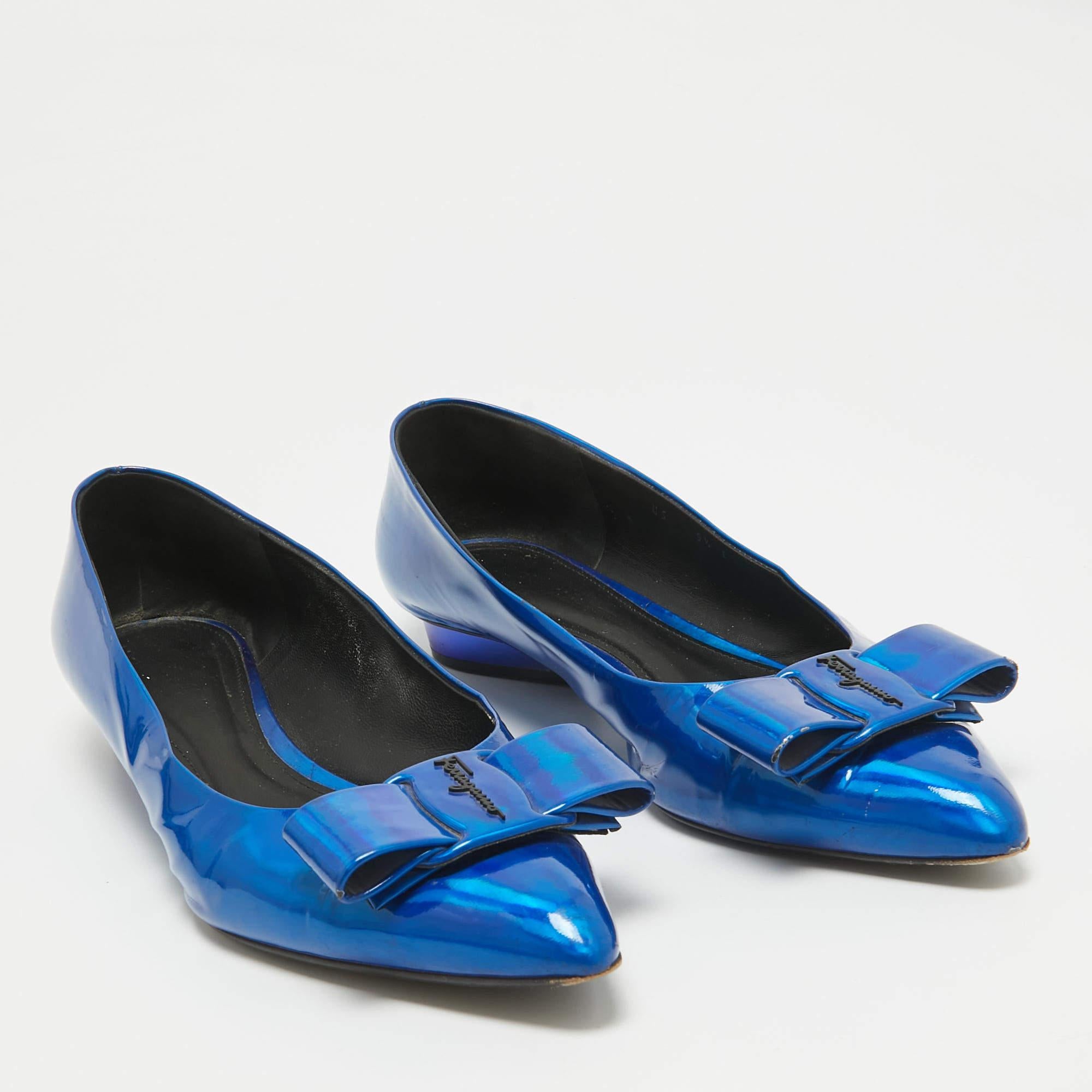 Salvatore Ferragamo - Ballerines Viva avec nœud en cuir verni bleu métallisé, taille 40 Bon état - En vente à Dubai, Al Qouz 2