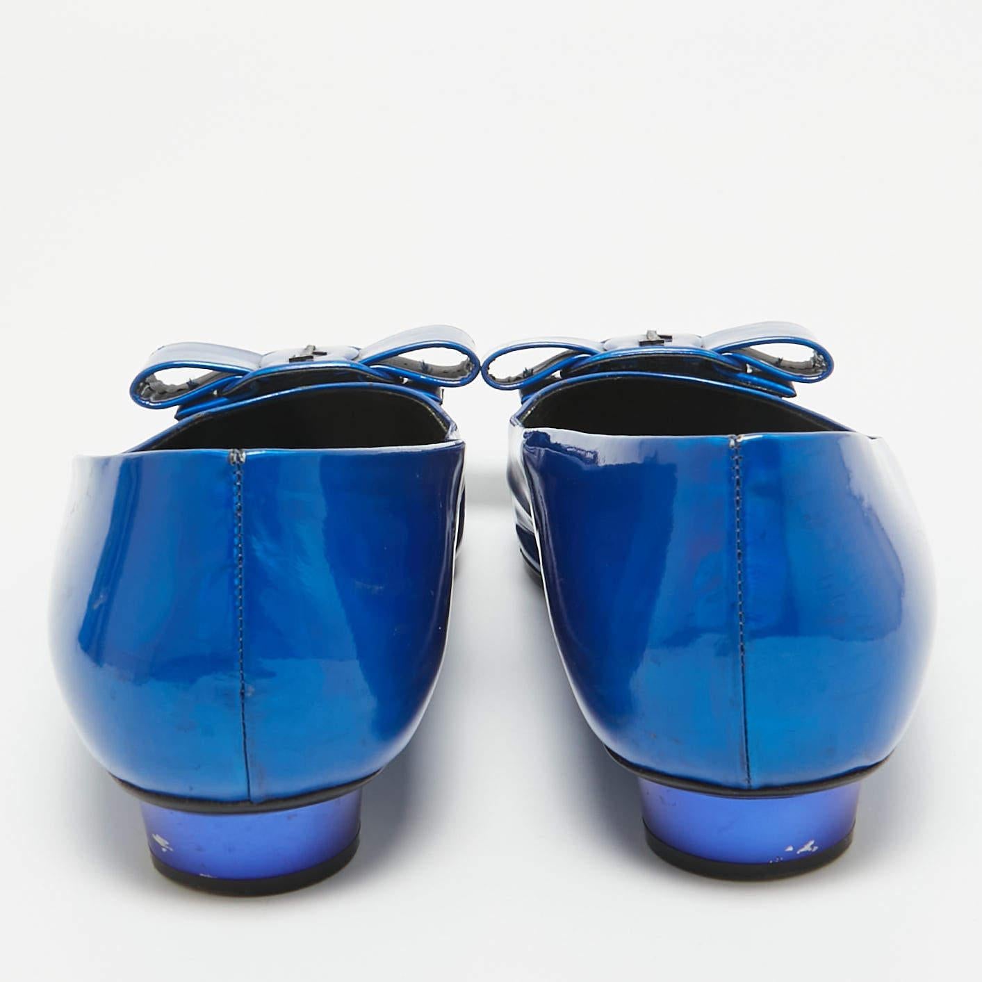 Salvatore Ferragamo - Ballerines Viva avec nœud en cuir verni bleu métallisé, taille 40 Pour femmes en vente