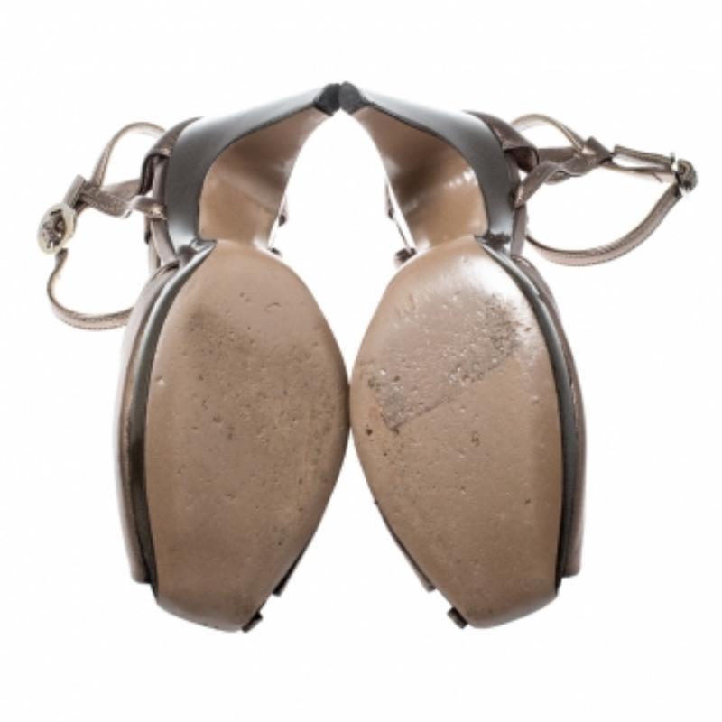 Grigio Salvatore Ferragamo Sandali con cinturino alla caviglia in pelle bronzo metallizzato misura 37,5 in vendita