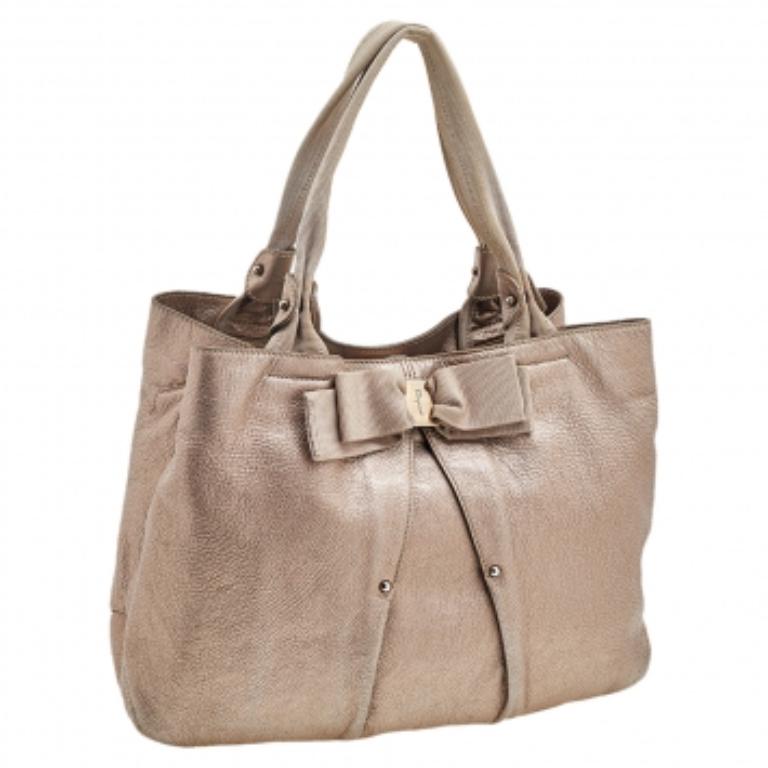 Salvatore Ferragamo Tote con fiocco Miss Vara in pelle bronzo metallizzata In condizioni discrete in vendita a Dubai, Al Qouz 2