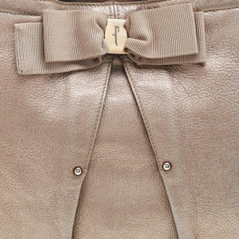 Donna Salvatore Ferragamo Tote con fiocco Miss Vara in pelle bronzo metallizzata in vendita