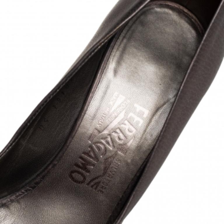 Women's Salvatore Ferragamo Metallic Bronze Leather Vara Bow Peep Toe Pumps Size 39.5 For Sale