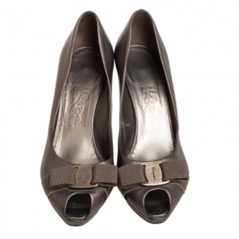 Salvatore Ferragamo Metallic Bronze Leather Vara Bow Peep Toe Pumps Size 39.5 For Sale 1