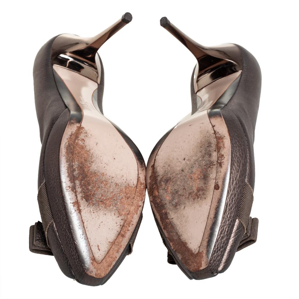 Salvatore Ferragamo Metallic Bronze Leather Vara Bow Peep Toe Pumps Size 39.5 In Good Condition For Sale In Dubai, Al Qouz 2