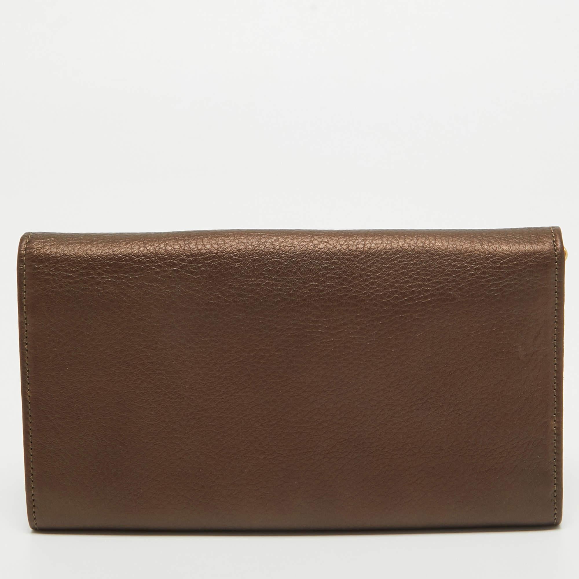 Salvatore Ferragamo Metallic Brown Leather Gancini Clasp Continental Wallet In Excellent Condition For Sale In Dubai, Al Qouz 2