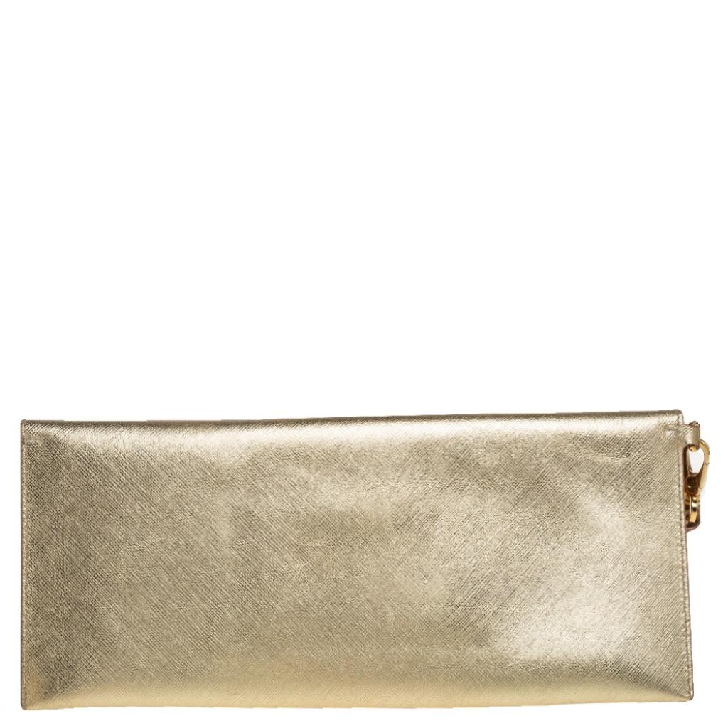 Finely crafted from leather, and shining with beauty is this Afef clutch by Salvatore Ferragamo. It is designed in a metallic shade and features their signature Gancio motif detailed on the front flap in gold-tone. Complete with leather insides, a