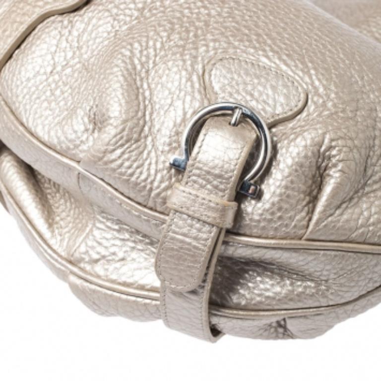 Salvatore Ferragamo Metallic Gold Leather Hobo Oro en venta