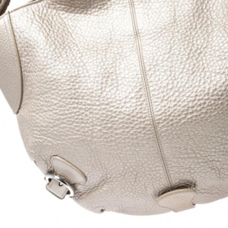 Salvatore Ferragamo Metallic Gold Leather Hobo en Bueno estado para la venta en Dubai, Al Qouz 2