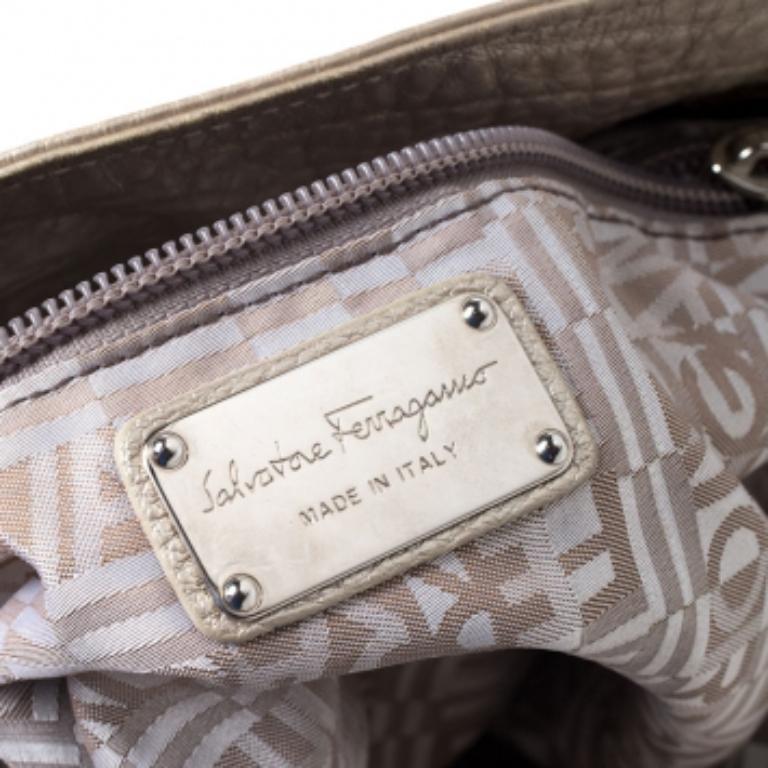 Salvatore Ferragamo Metallic Gold Leather Hobo en venta 3